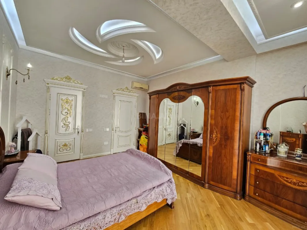 Satılır 3 otaqlı mənzil 142.6 m²