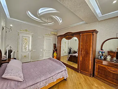 Satılır 3 otaqlı mənzil 142.6 m²