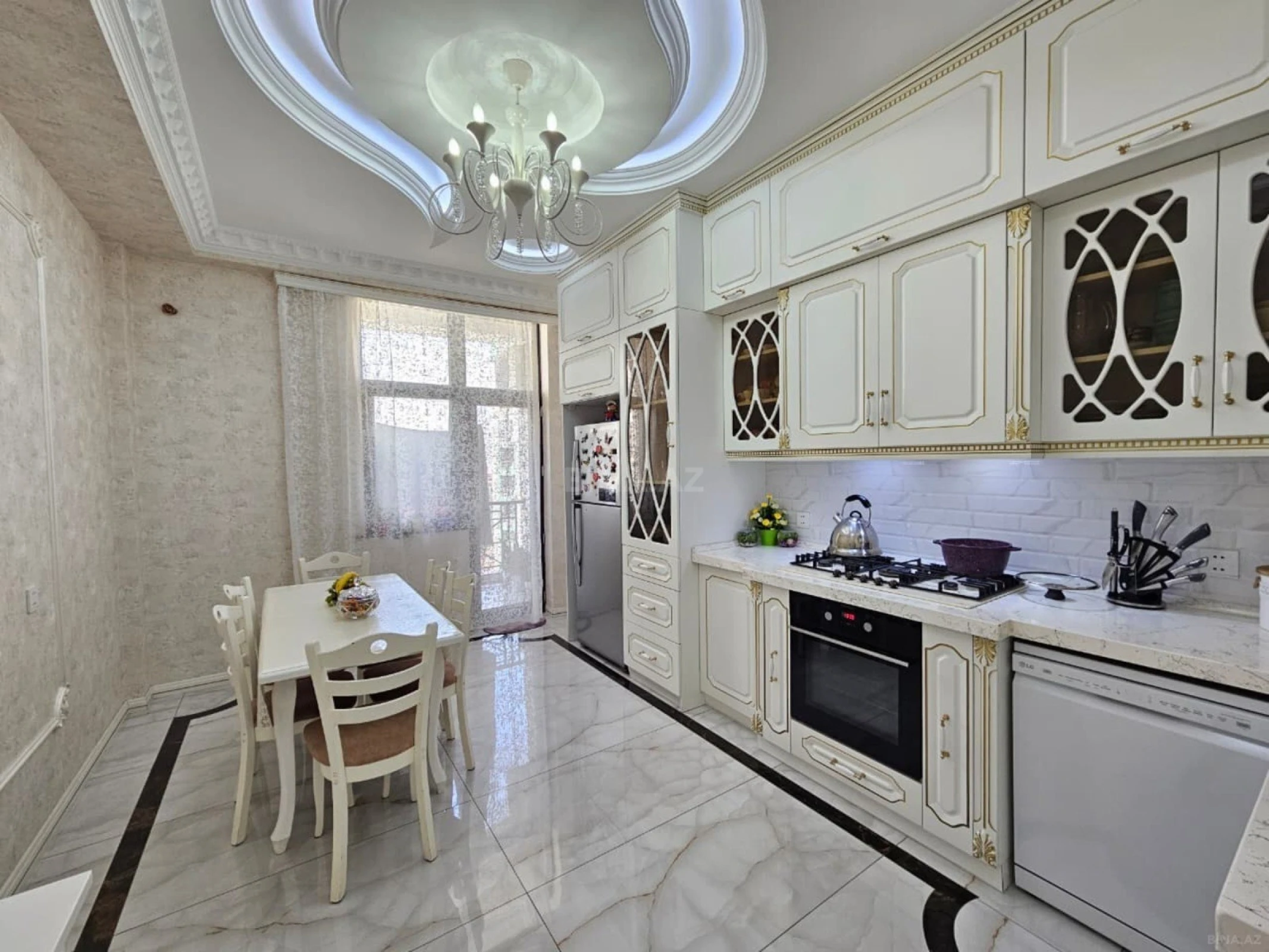Satılır 3 otaqlı mənzil 142.6 m²