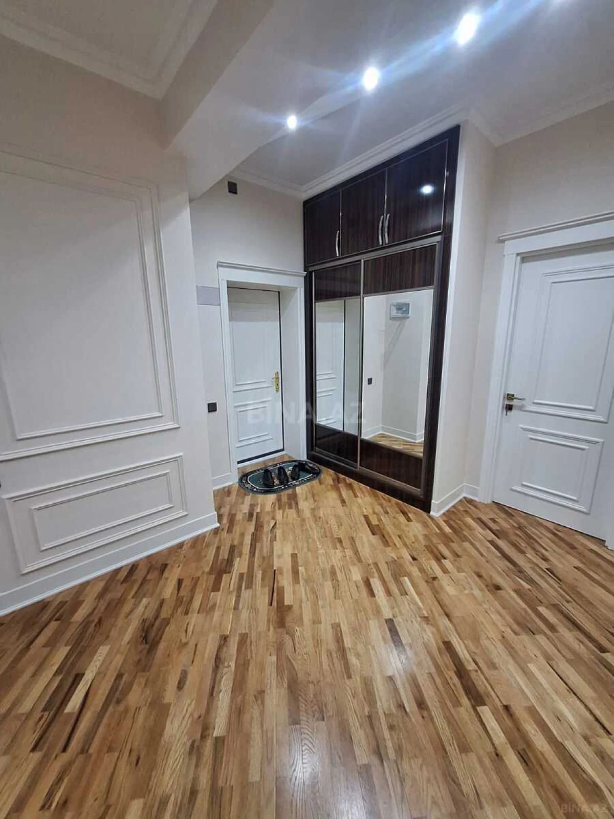 Satılır 4 otaqlı mənzil 160 m²