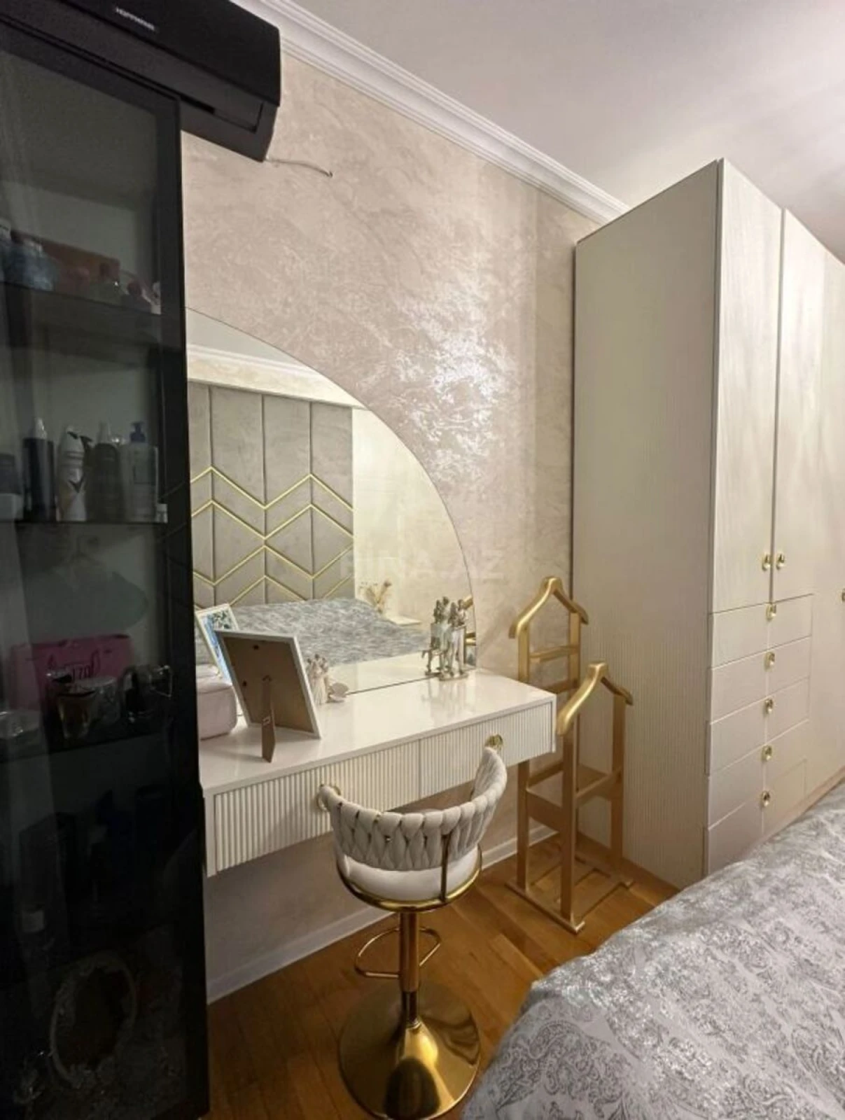 Satılır 3 otaqlı mənzil 147 m²