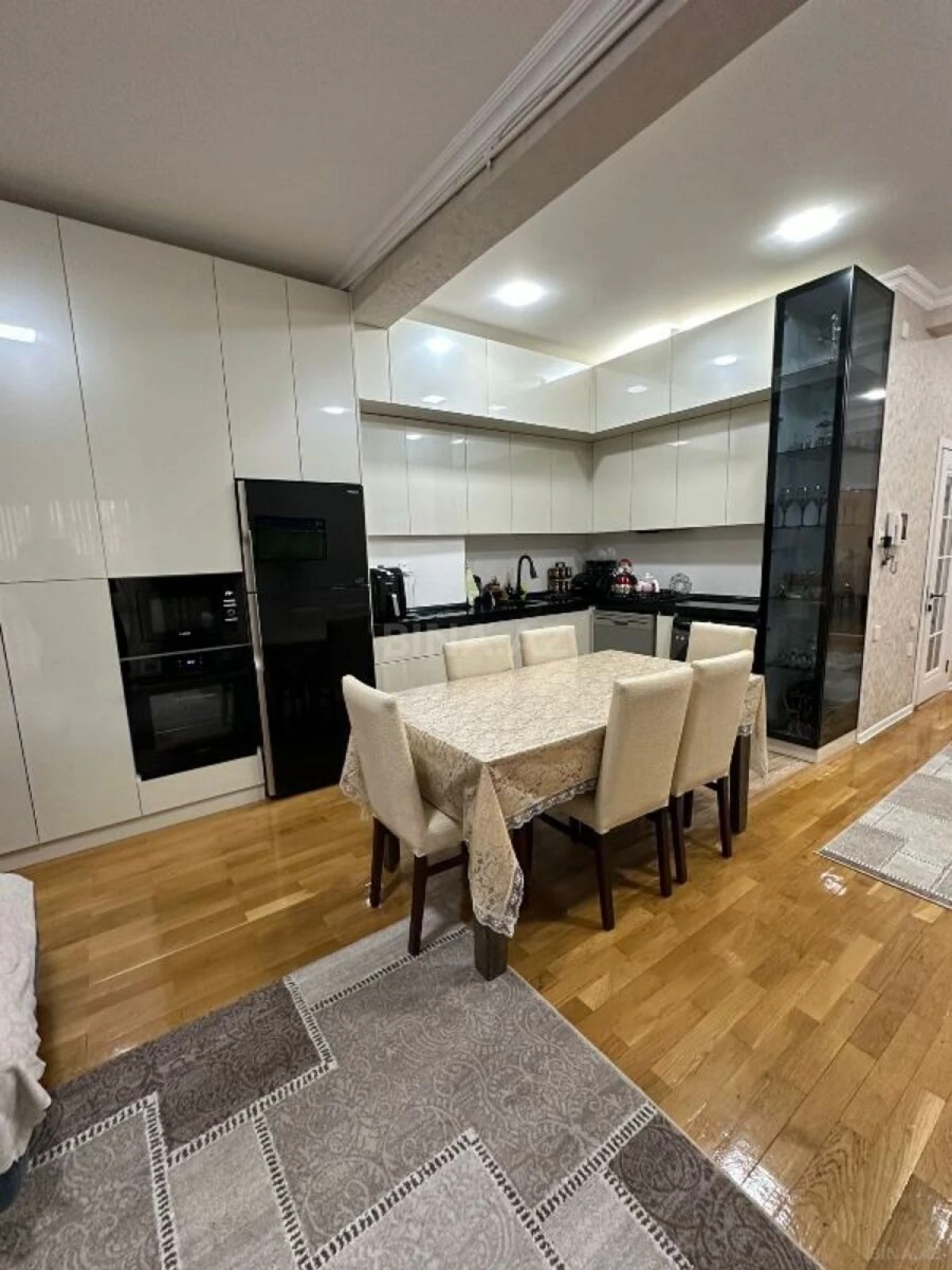 Satılır 3 otaqlı mənzil 147 m²