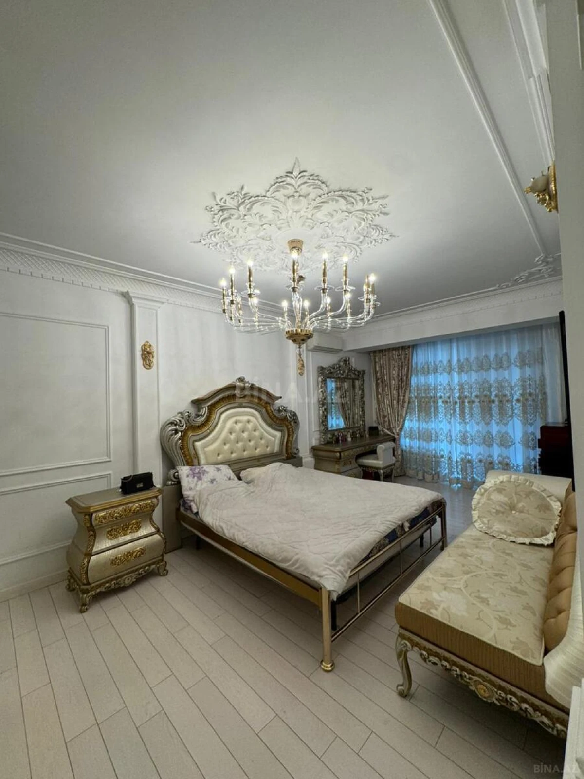 Satılır 4 otaqlı mənzil 182 m²