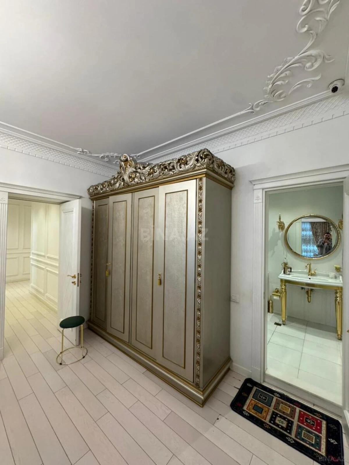 Satılır 4 otaqlı mənzil 182 m²