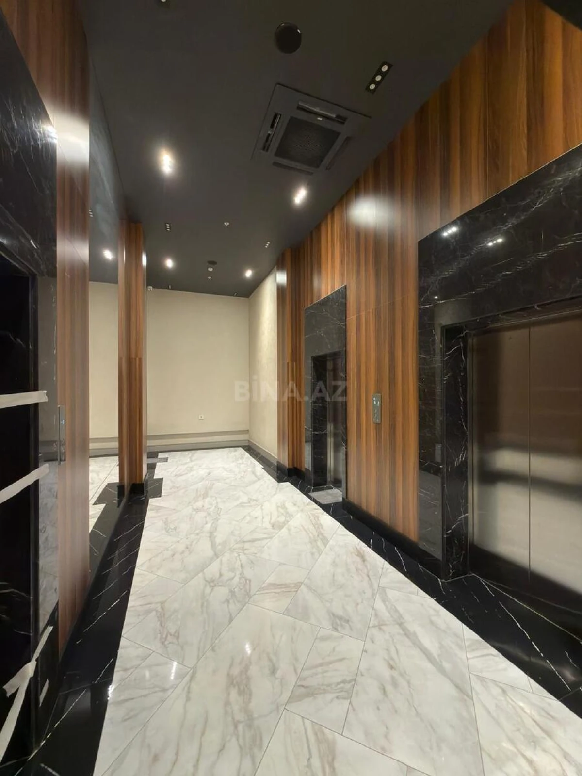 Satılır 4 otaqlı mənzil 194 m²