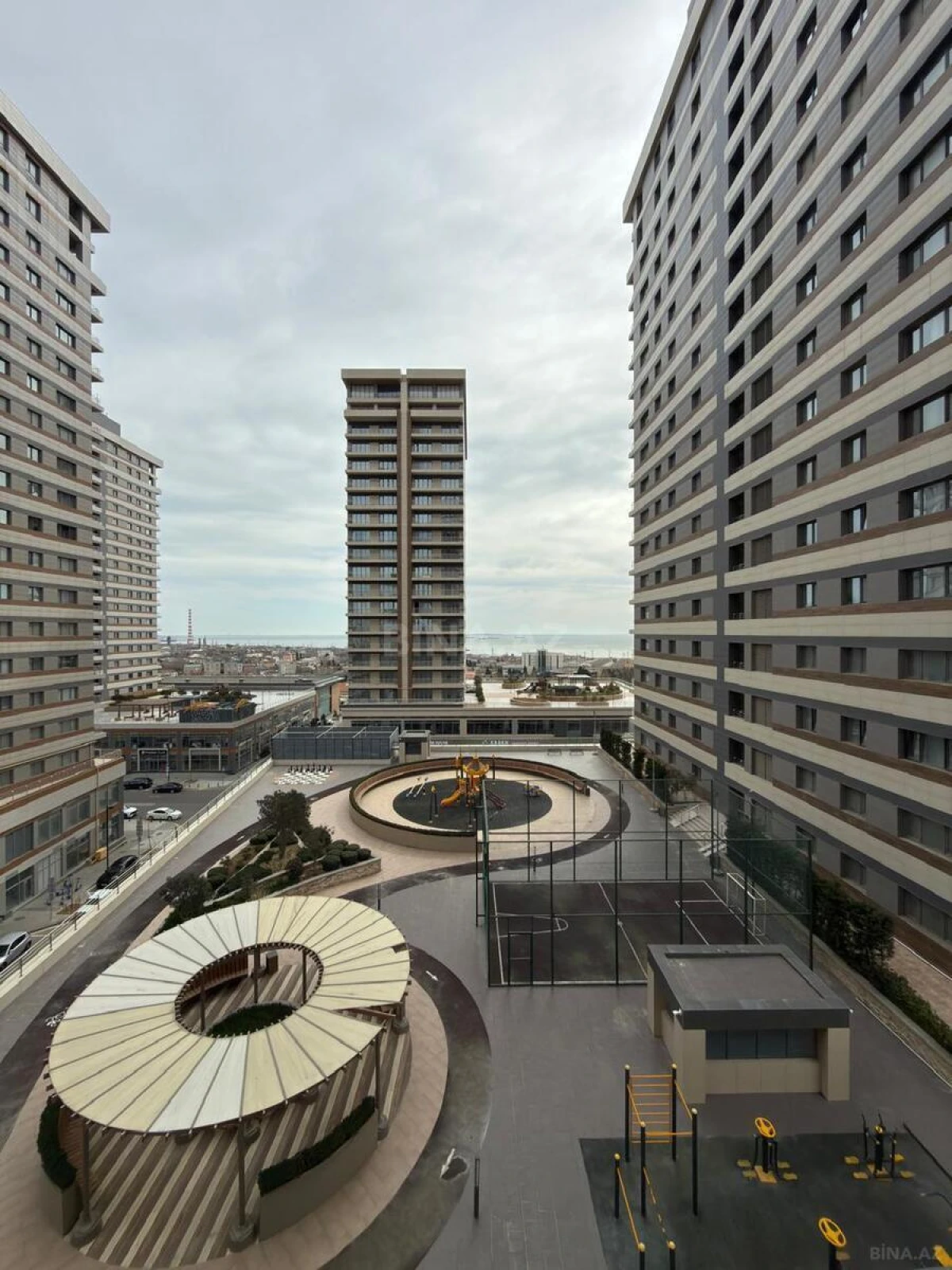 Satılır 4 otaqlı mənzil 194 m²