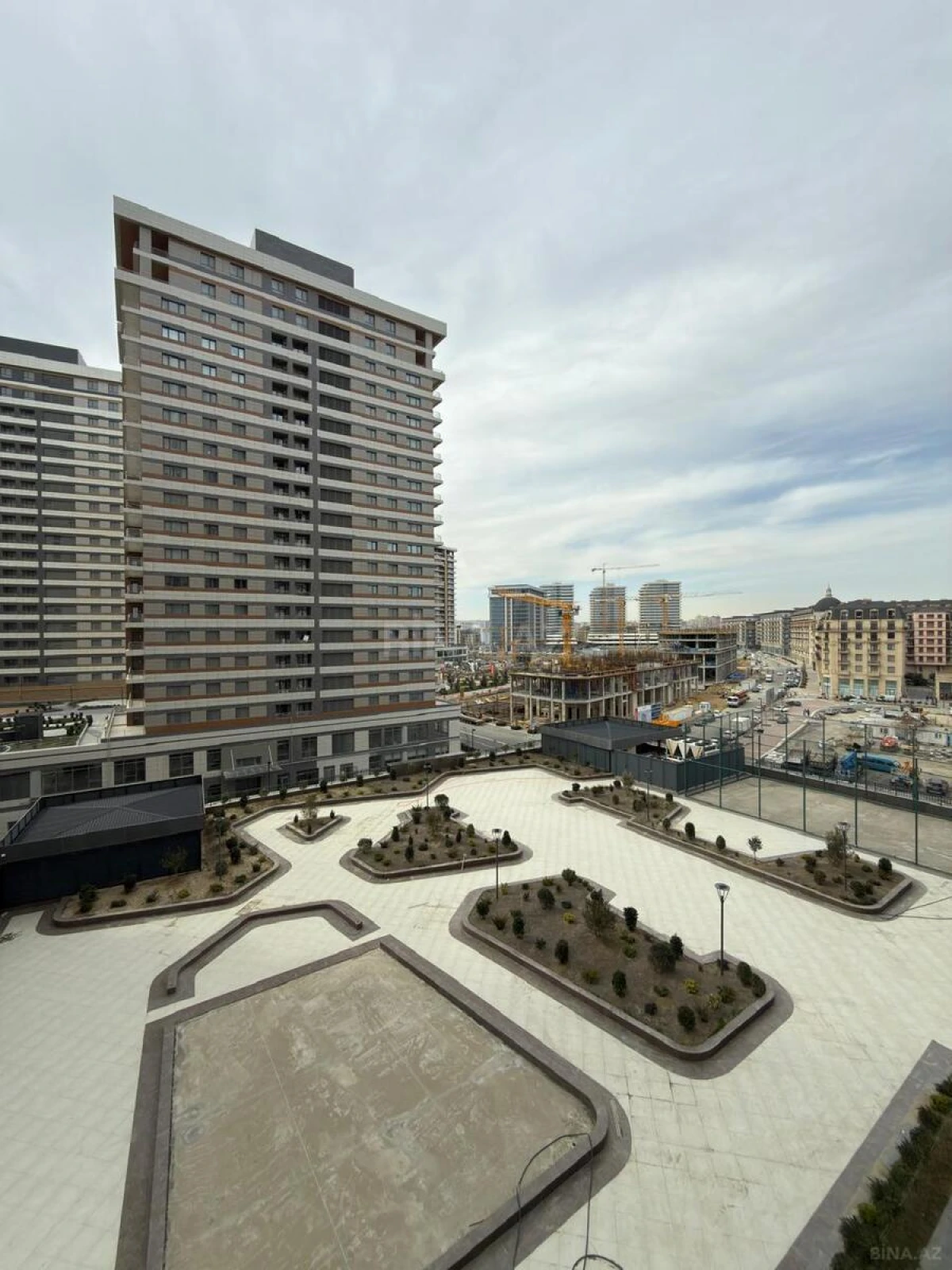 Satılır 4 otaqlı mənzil 194 m²