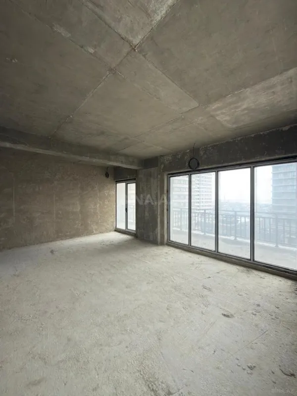 Satılır 4 otaqlı mənzil 194 m²