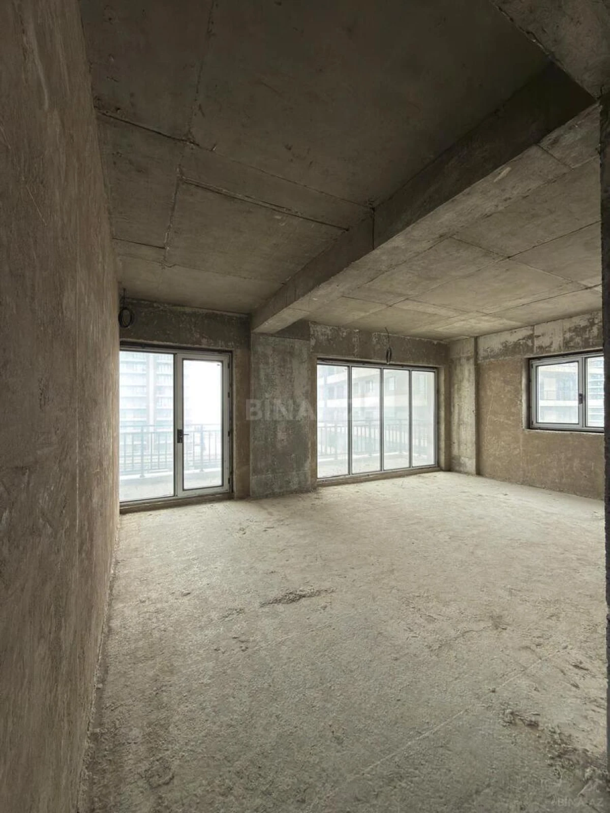 Satılır 4 otaqlı mənzil 194 m²