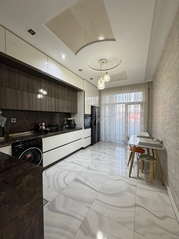 Satılır 4 otaqlı mənzil 200 m²