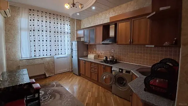 Kirayə verilir 2 otaqlı mənzil 90 m²