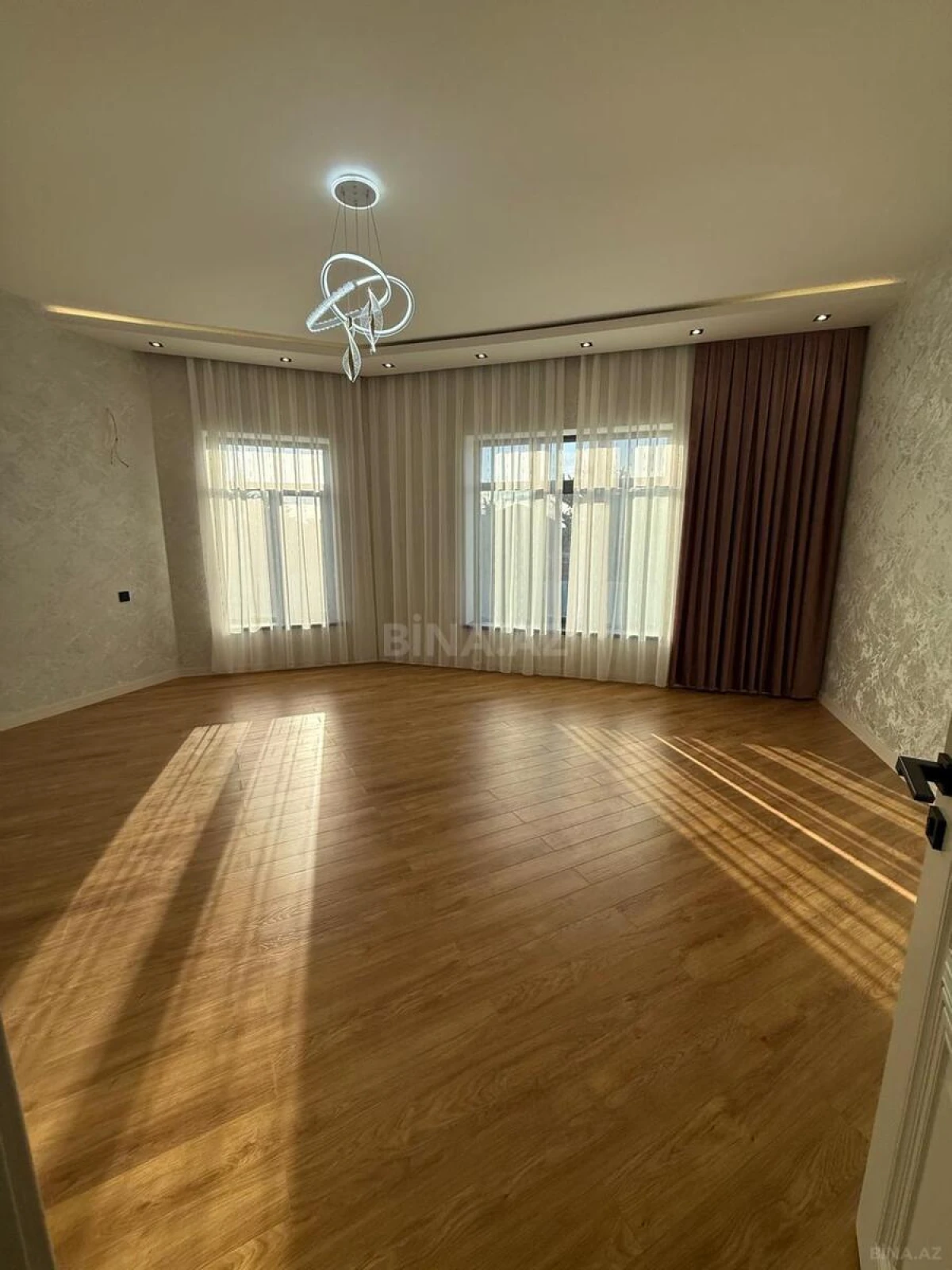 Satılır 7 otaqlı həyət evi 350 m²