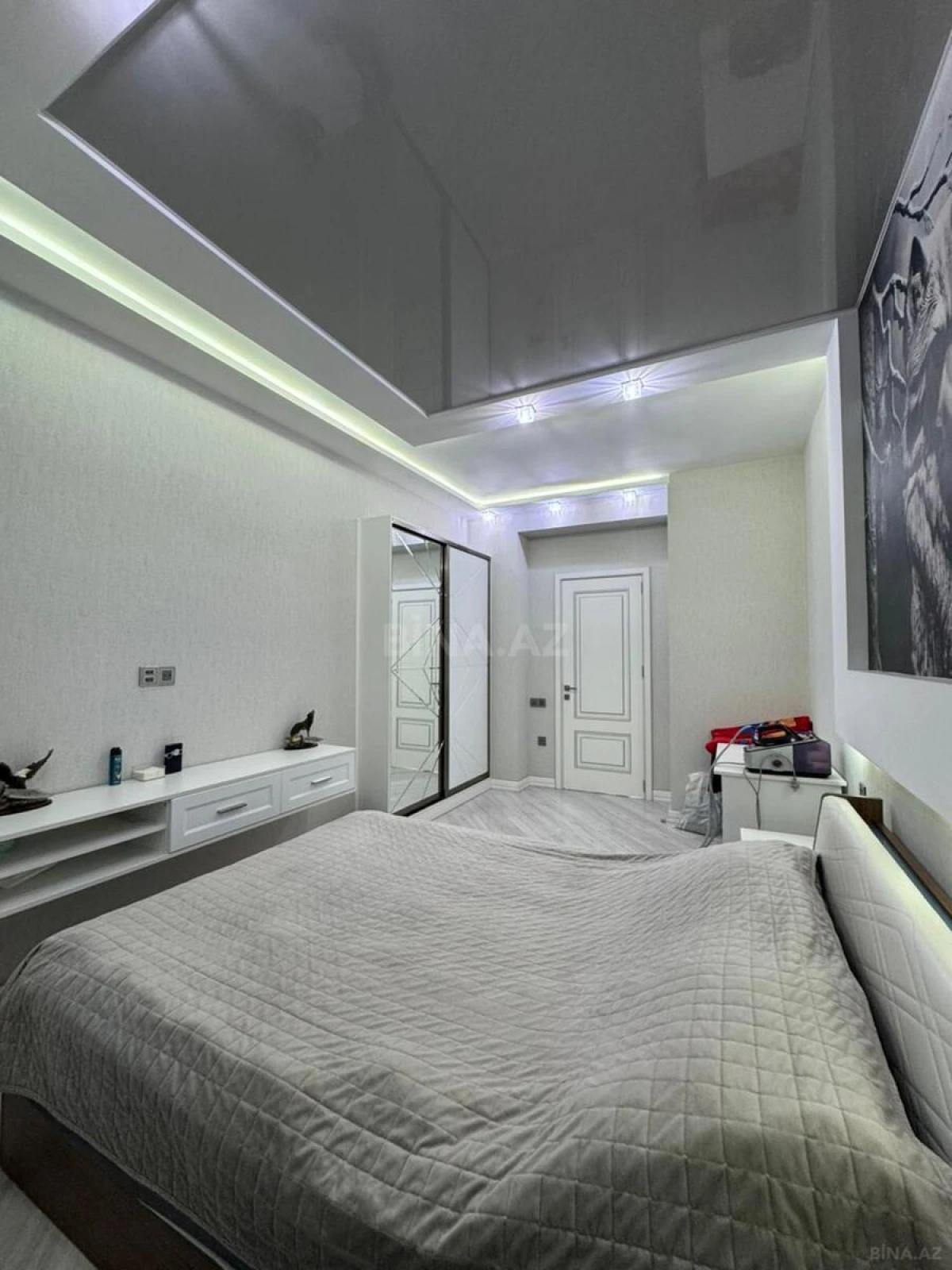 Satılır 4 otaqlı mənzil 200 m²
