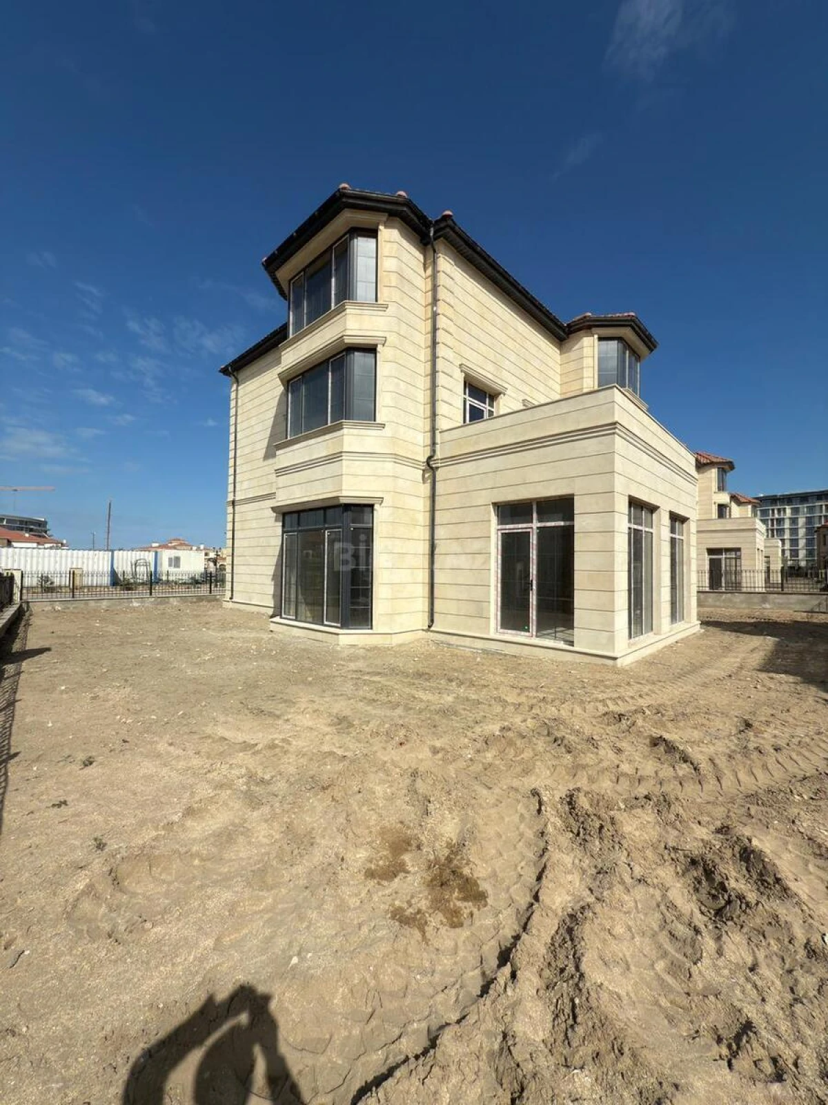 Satılır 9 otaqlı həyət evi 460 m²