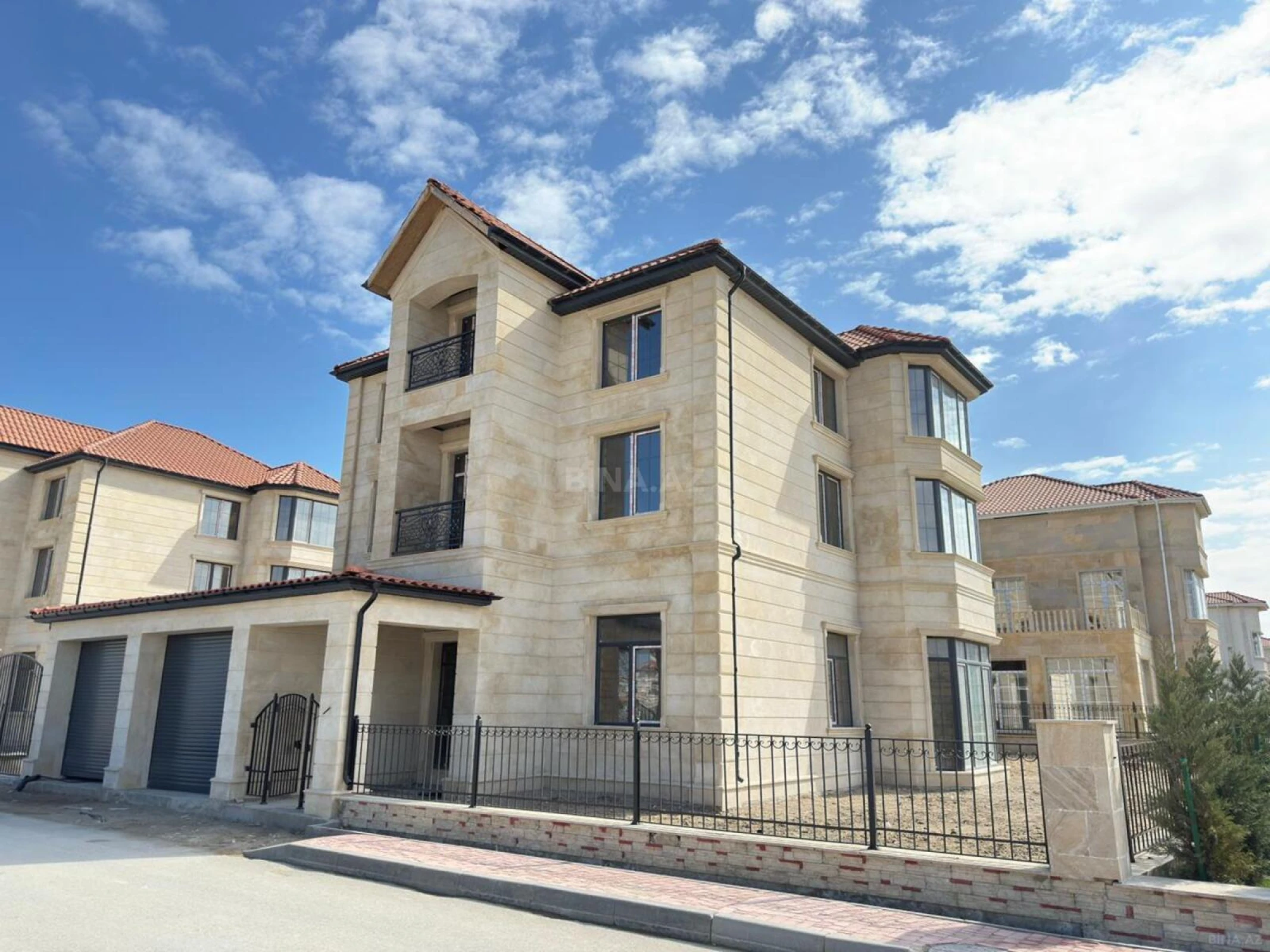 Satılır 9 otaqlı həyət evi 460 m²