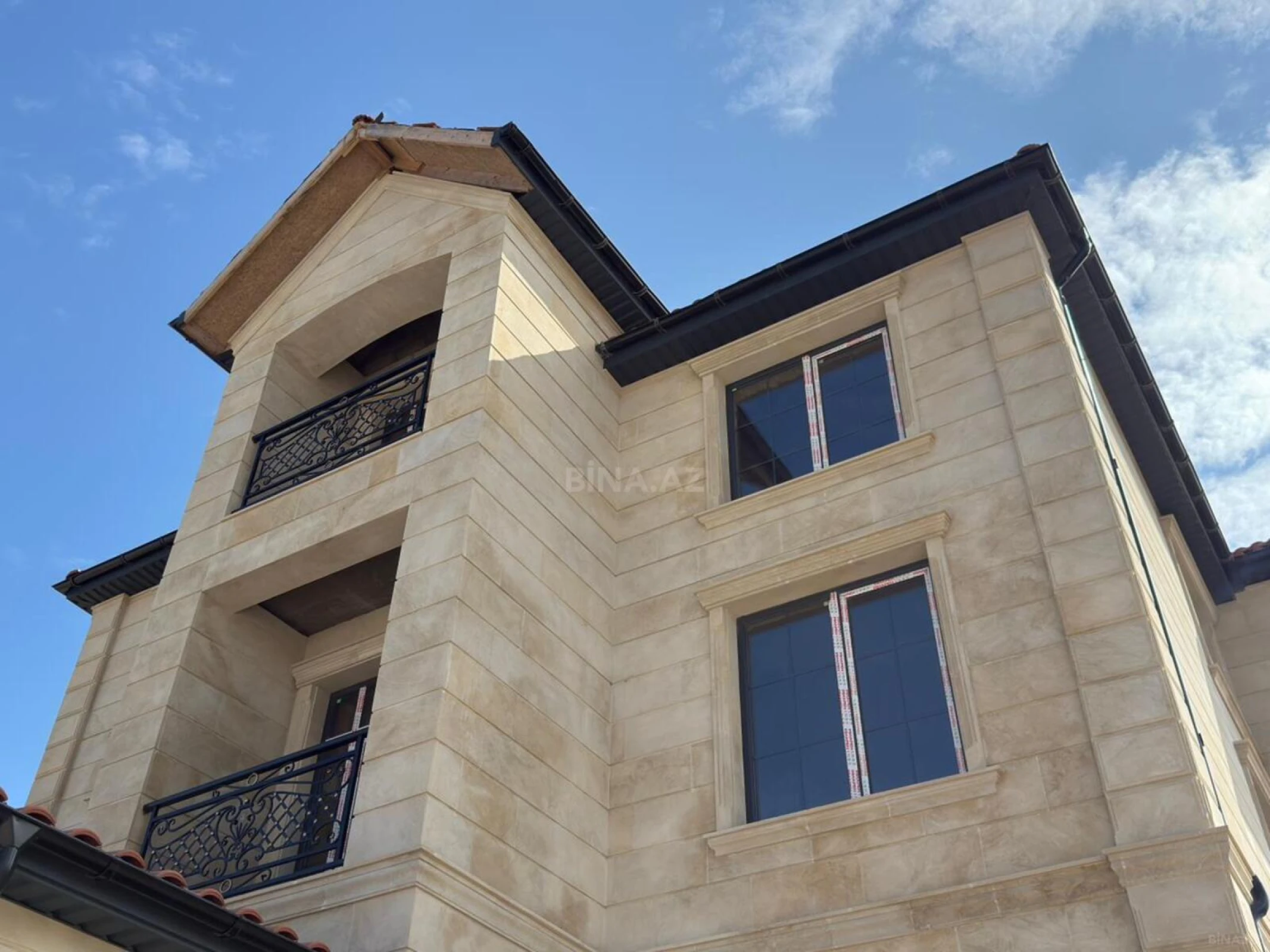 Satılır 9 otaqlı həyət evi 460 m²
