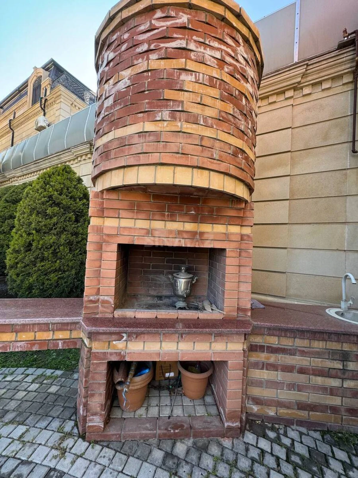 Satılır 10 otaqlı həyət evi 800 m²