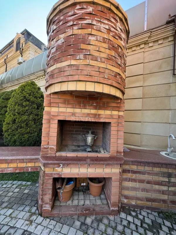 Satılır 10 otaqlı həyət evi 800 m²