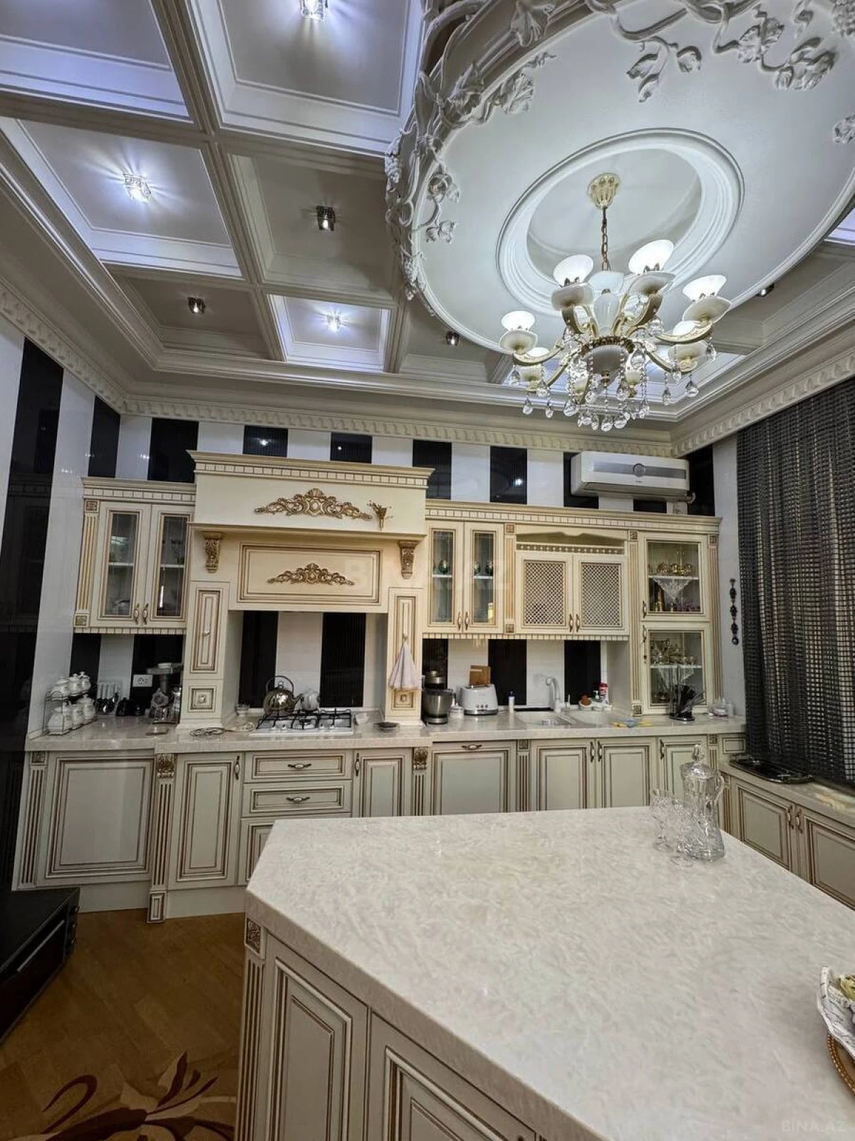 Satılır 10 otaqlı həyət evi 800 m²