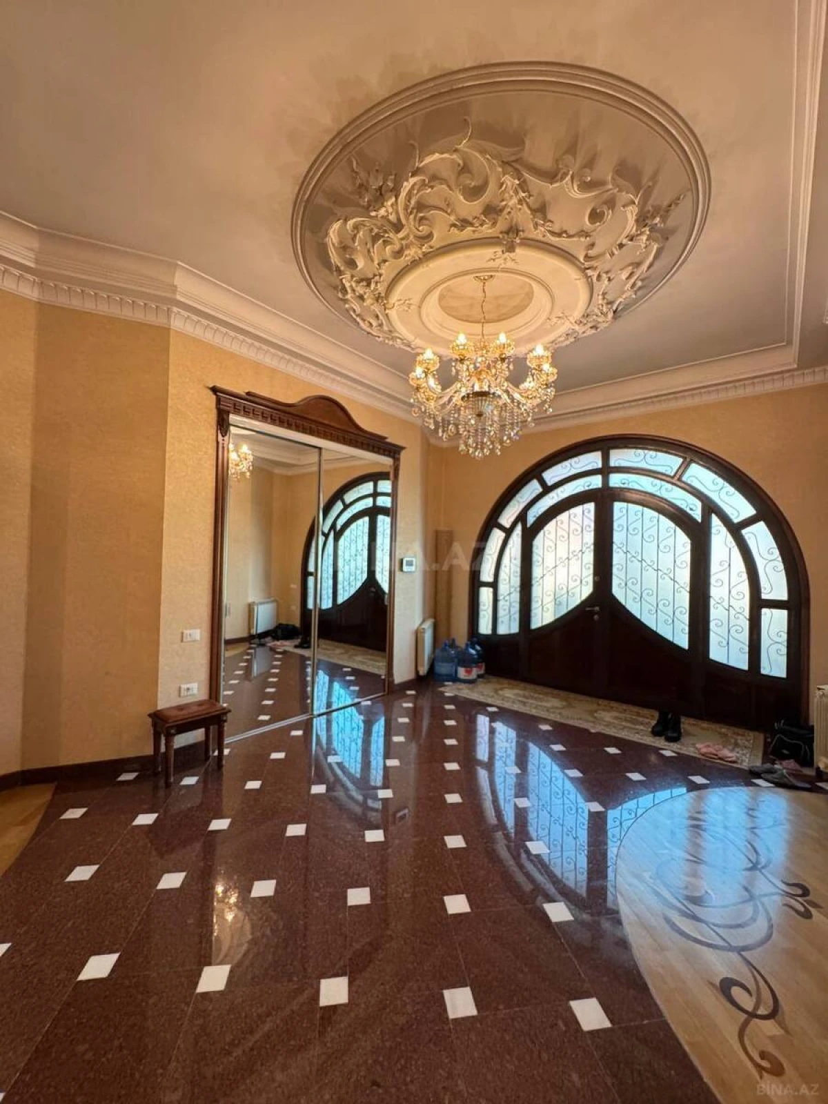 Satılır 10 otaqlı həyət evi 800 m²