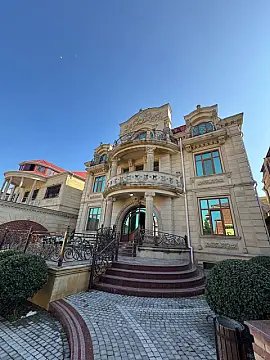 Satılır 10 otaqlı həyət evi 800 m²