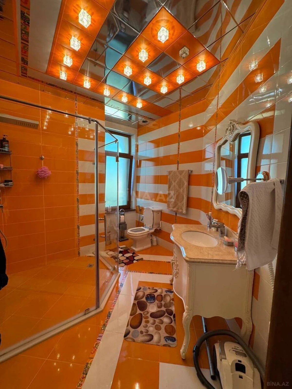 Satılır 10 otaqlı həyət evi 800 m²