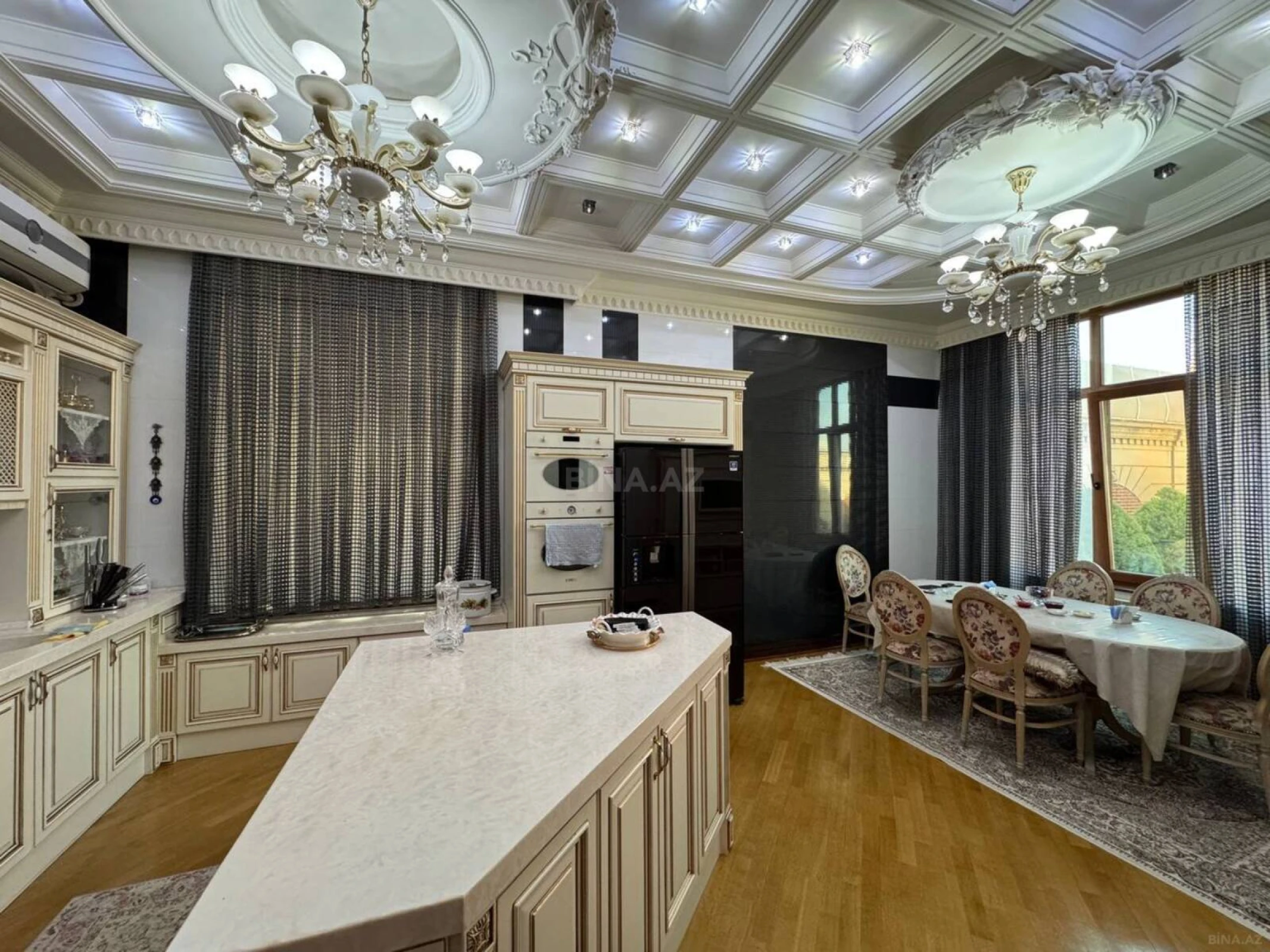 Satılır 10 otaqlı həyət evi 800 m²