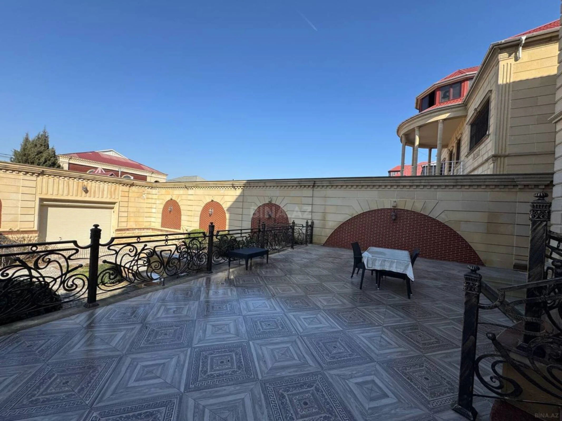 Satılır 10 otaqlı həyət evi 800 m²