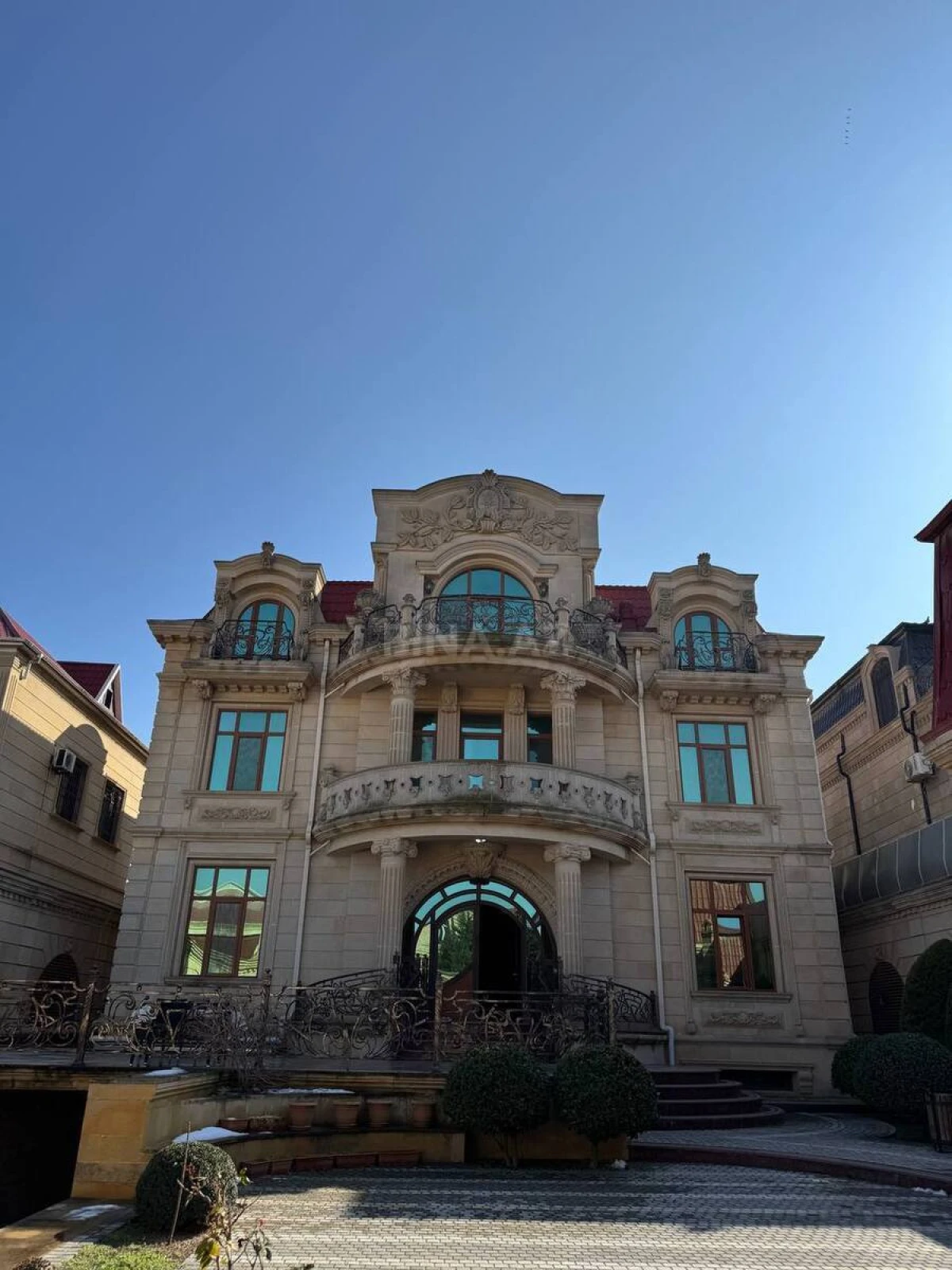 Satılır 10 otaqlı həyət evi 800 m²