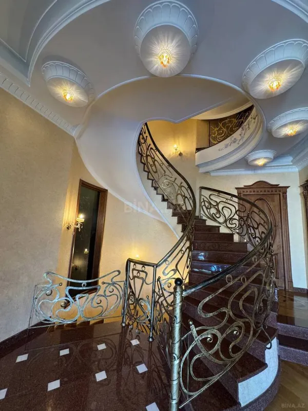 Satılır 10 otaqlı həyət evi 800 m²