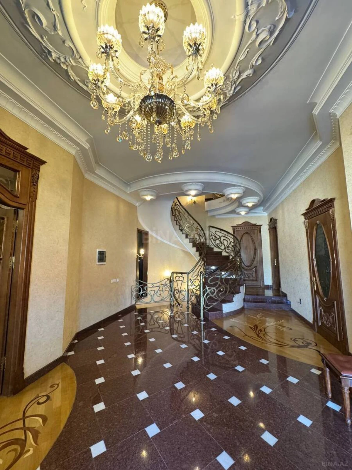 Satılır 10 otaqlı həyət evi 800 m²