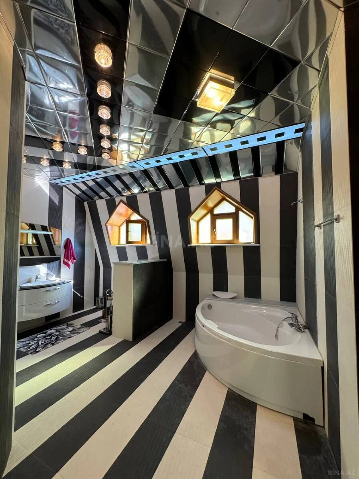 Satılır 10 otaqlı həyət evi 800 m²