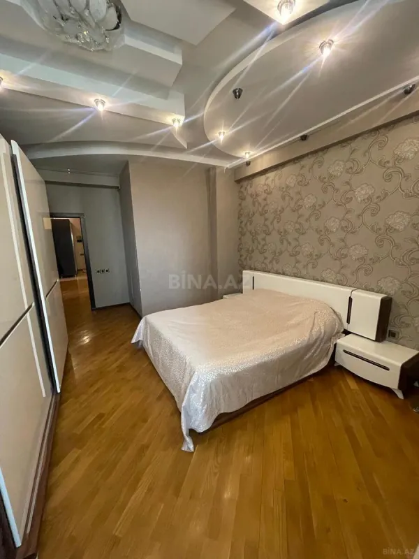 Satılır 4 otaqlı mənzil 145 m²