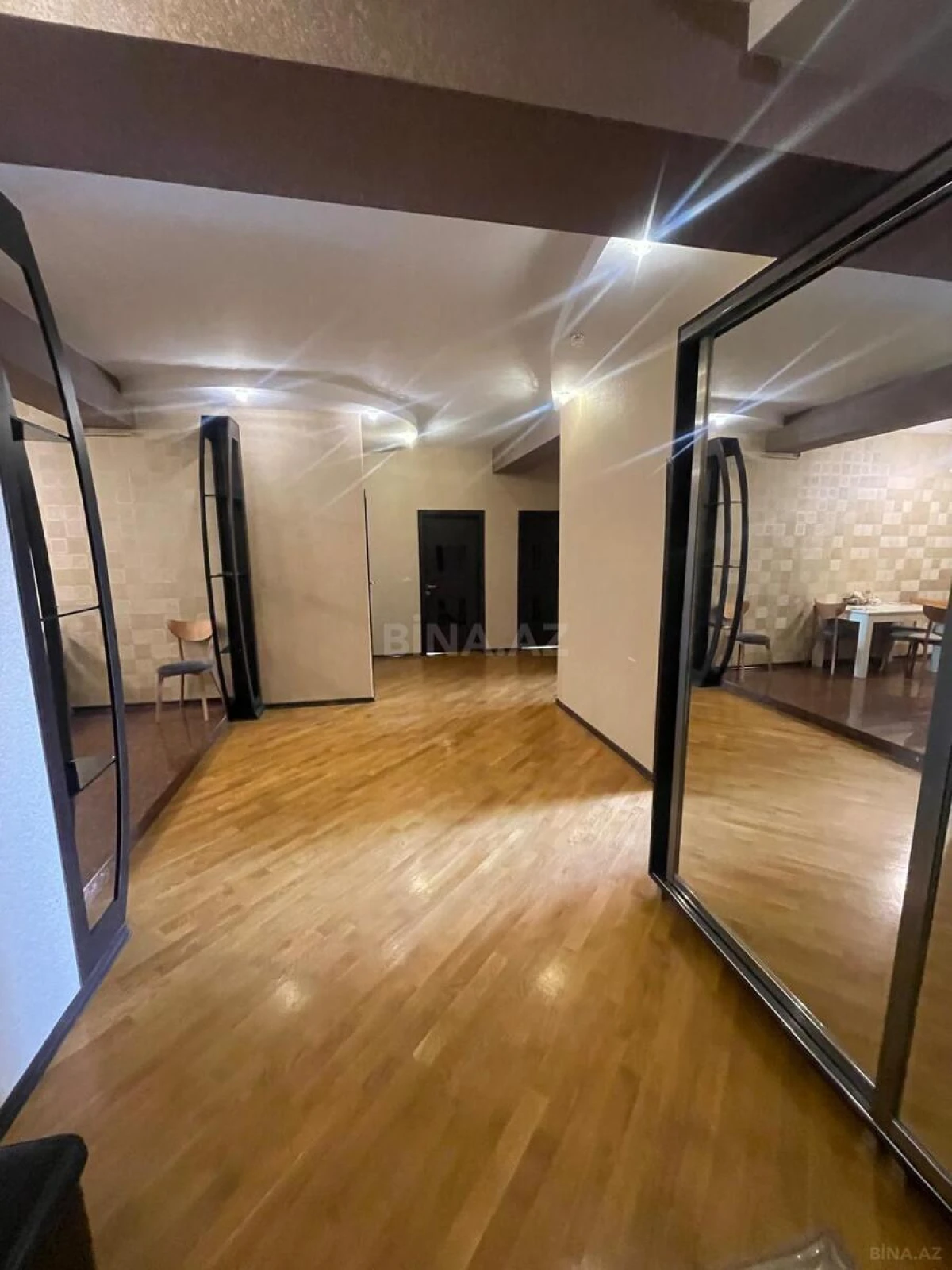 Satılır 4 otaqlı mənzil 145 m²