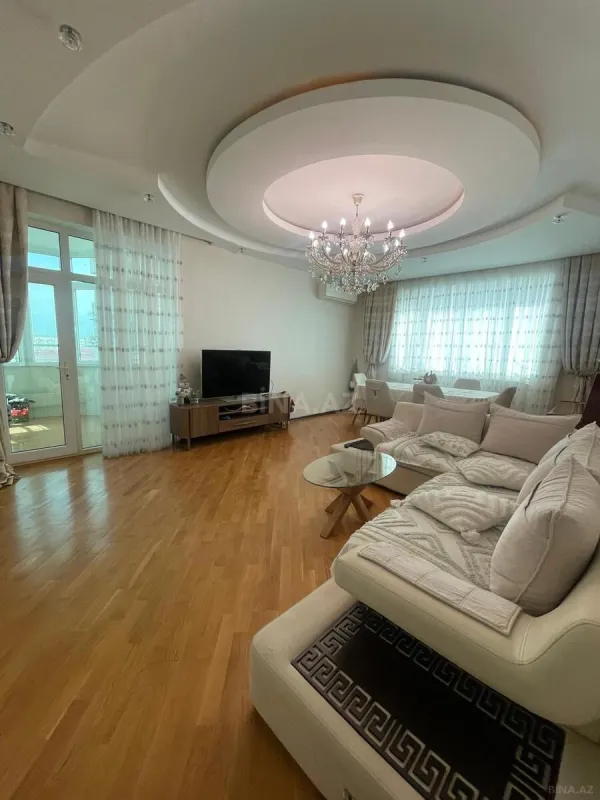 Satılır 4 otaqlı mənzil 145 m²