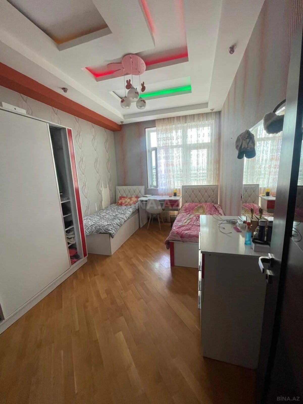 Satılır 4 otaqlı mənzil 145 m²