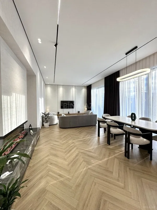 Satılır 5 otaqlı həyət evi 240 m²