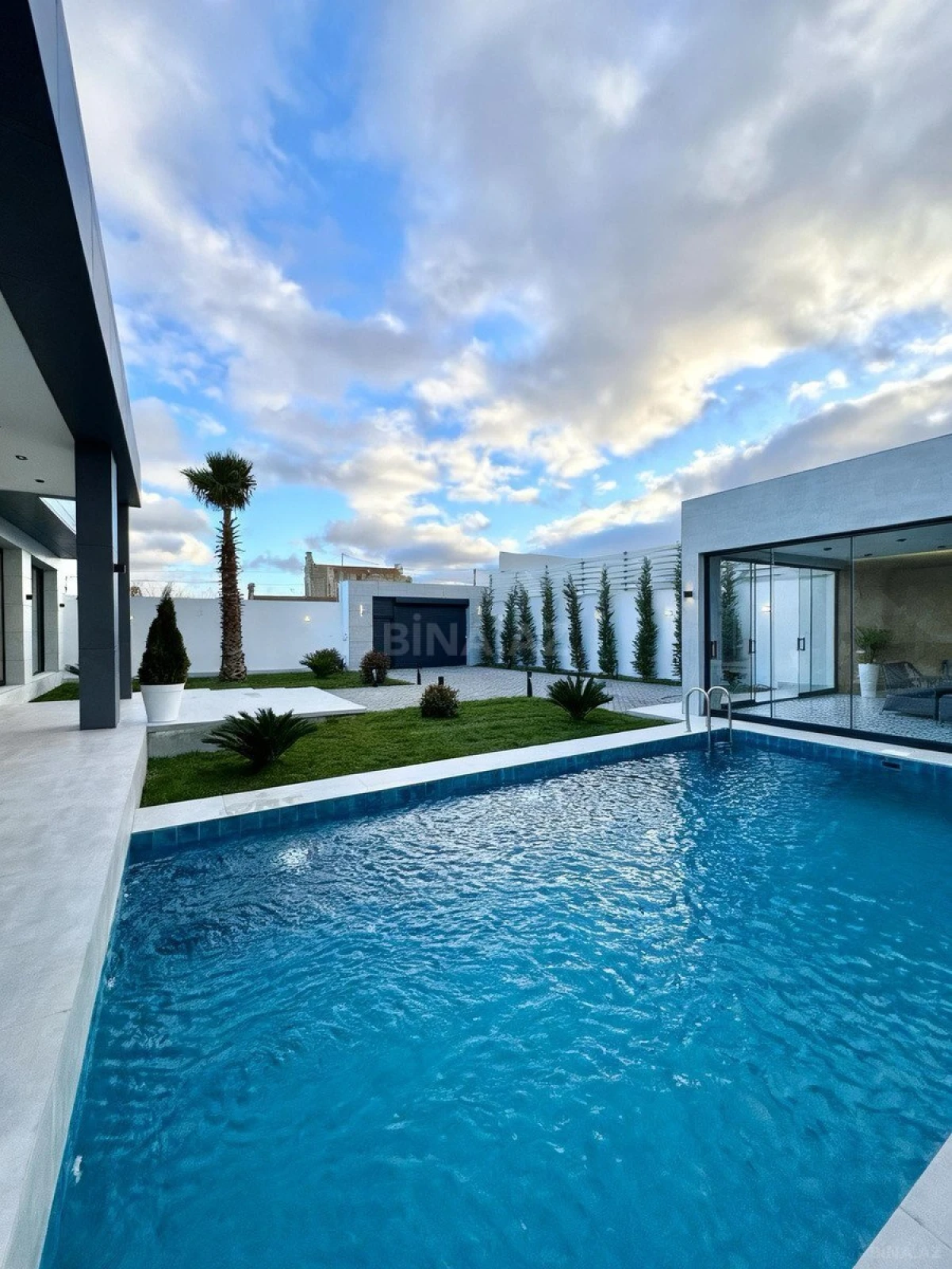 Satılır 5 otaqlı həyət evi 240 m²