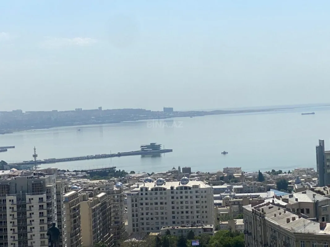 Satılır 4 otaqlı mənzil 185 m²