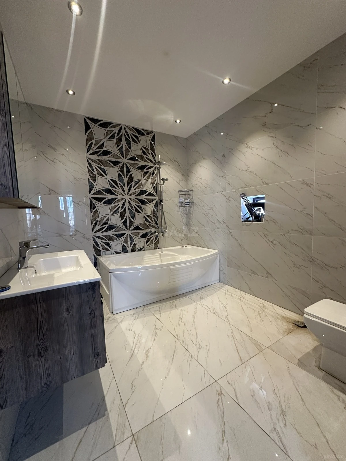 Satılır 7 otaqlı həyət evi 550 m²