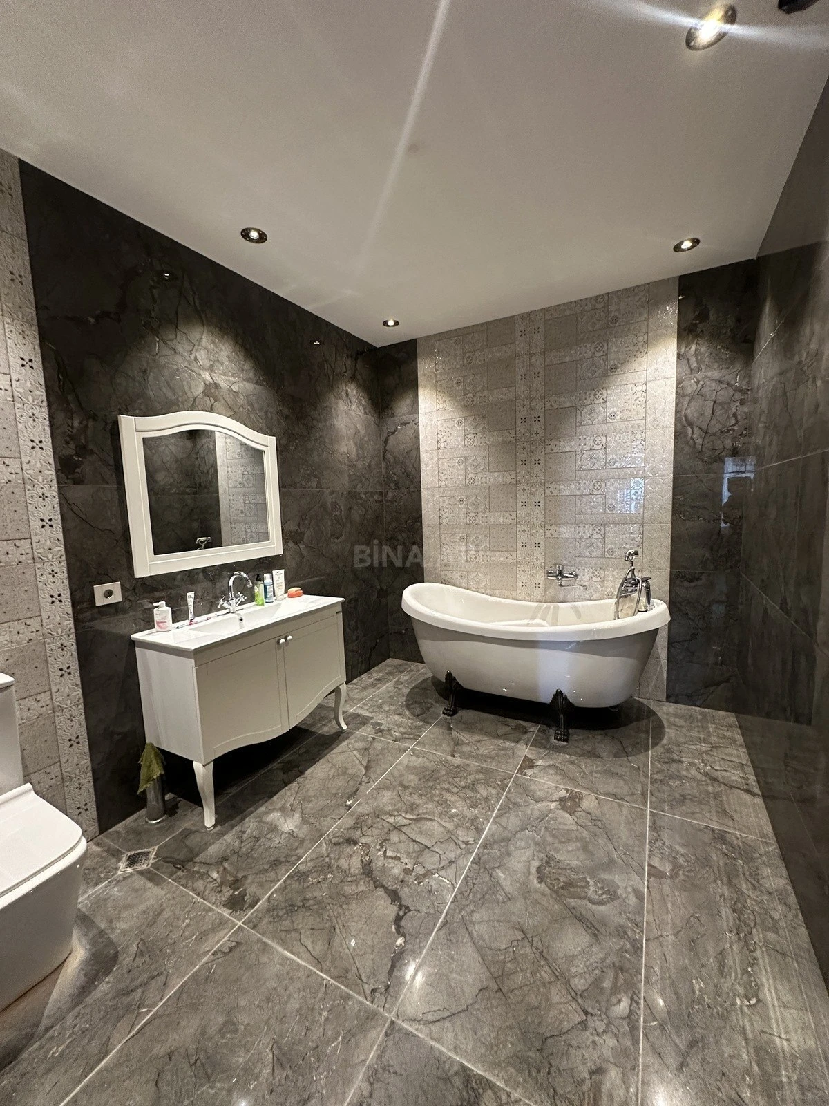 Satılır 7 otaqlı həyət evi 550 m²