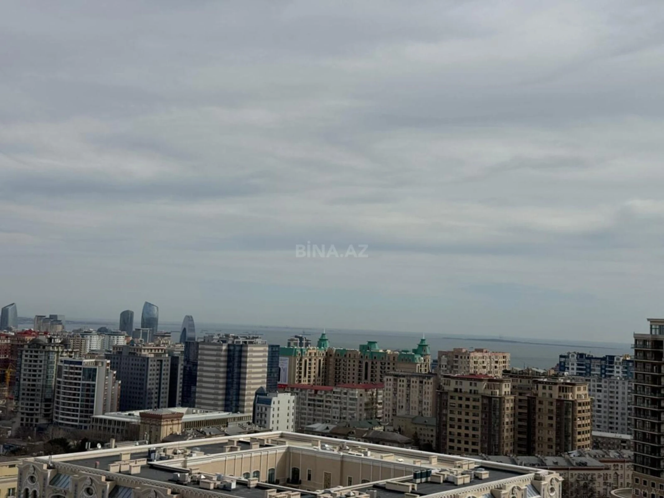 Satılır 2 otaqlı mənzil 102 m²