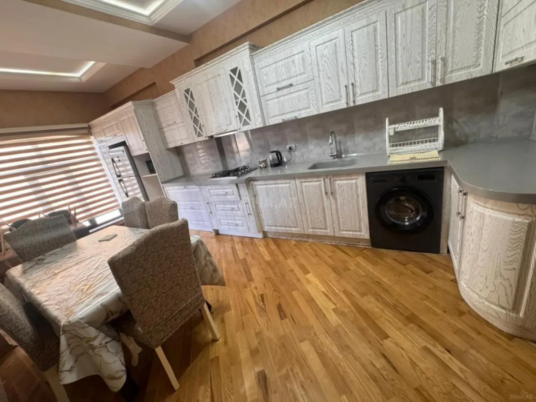 Satılır 4 otaqlı mənzil 178 m²