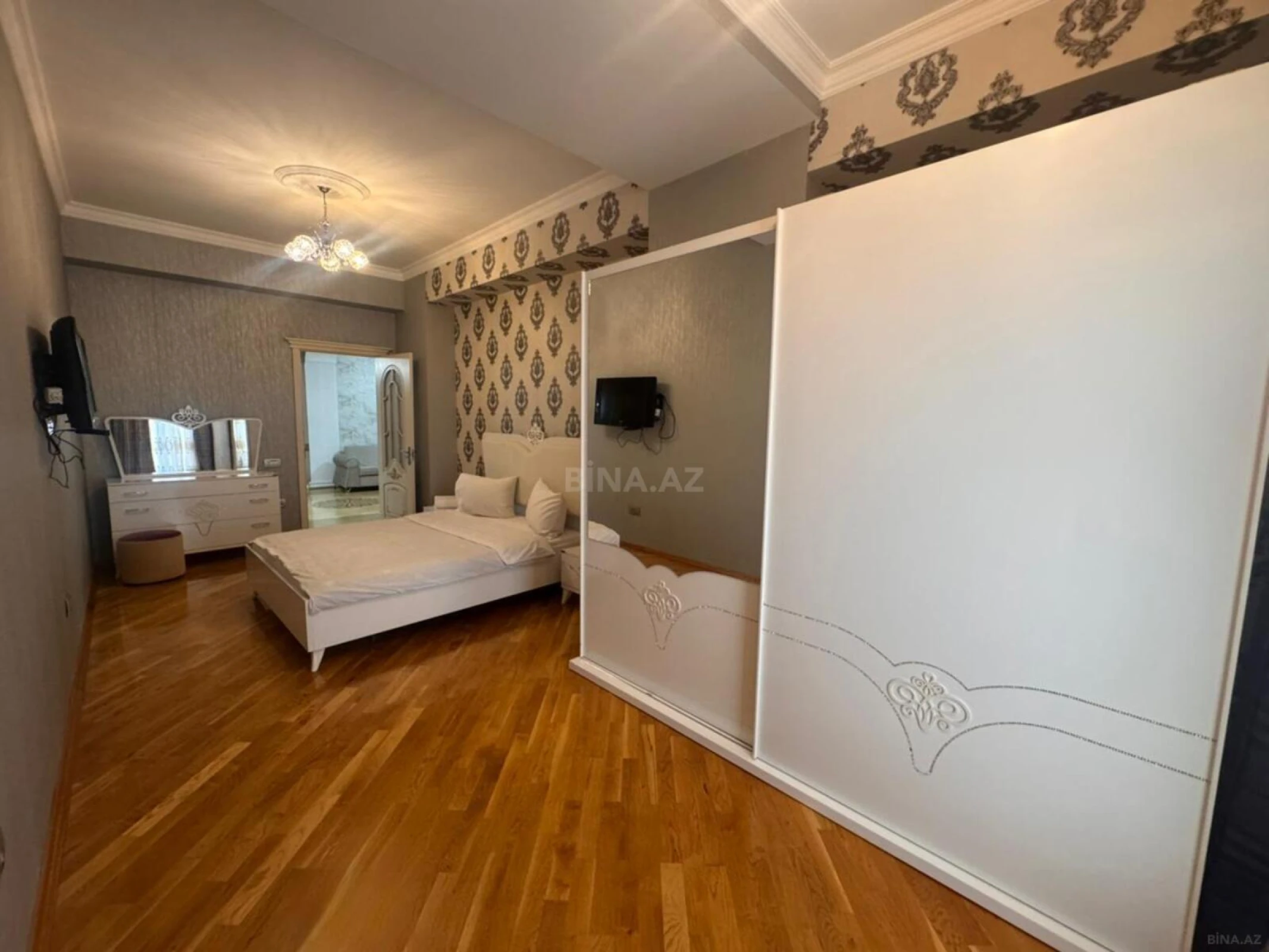 Satılır 4 otaqlı mənzil 178 m²