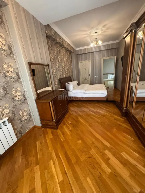 Satılır 4 otaqlı mənzil 178 m²