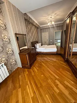 Satılır 4 otaqlı mənzil 178 m²