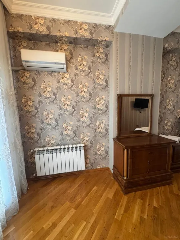 Satılır 4 otaqlı mənzil 178 m²