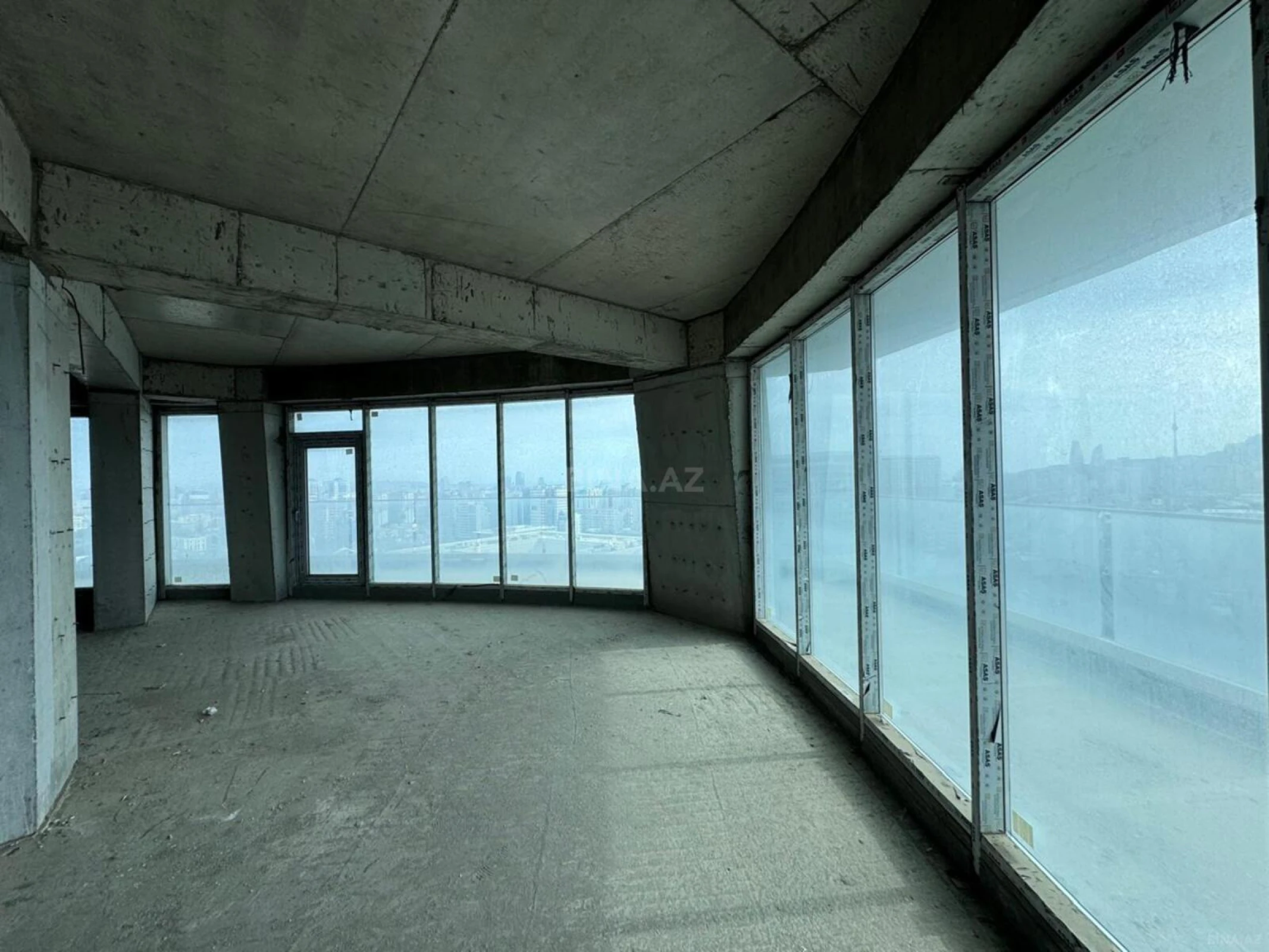 Satılır 4 otaqlı mənzil 217 m²