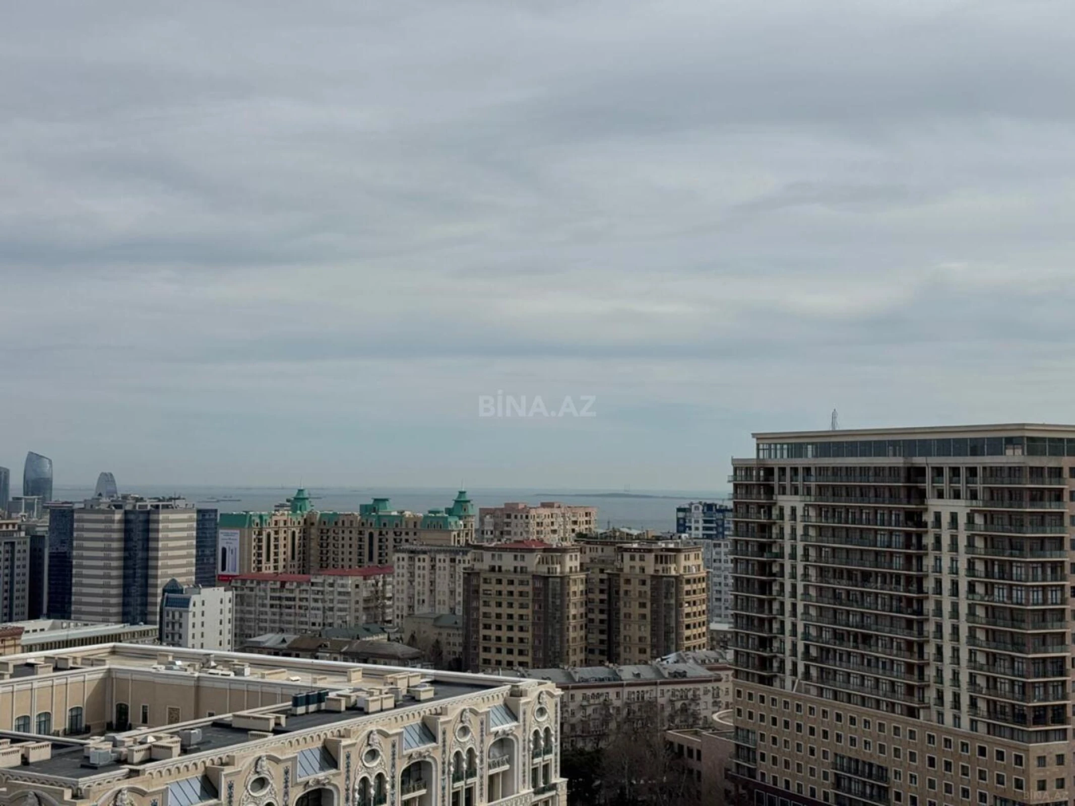 Satılır 4 otaqlı mənzil 217 m²