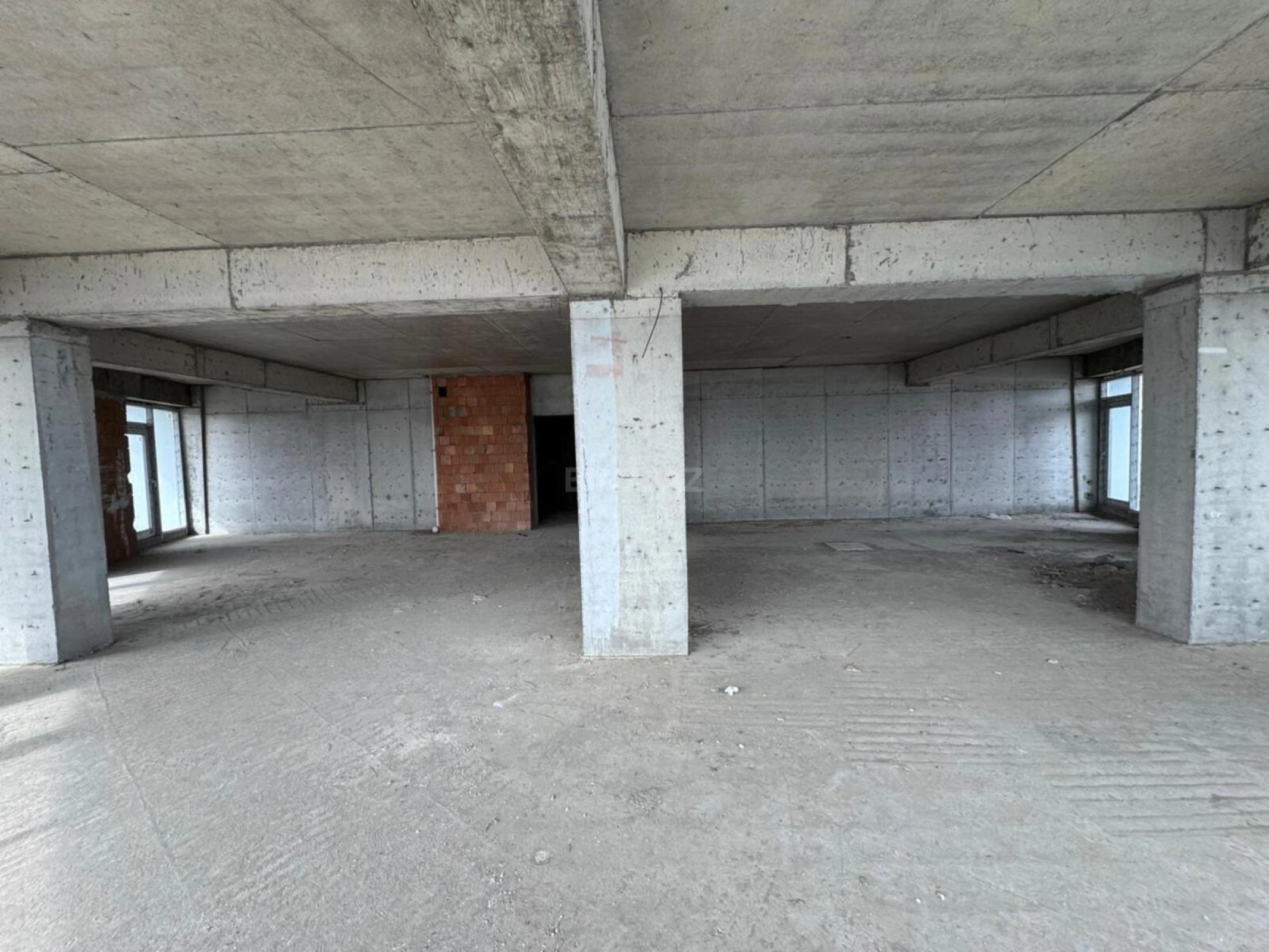 Satılır 4 otaqlı mənzil 217 m²